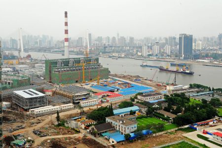  Photo taken on July 4, 2009 shows buildings under construction for the Shanghai 2010 World Expo in Shanghai, east China. The Shanghai 2010 World Expo is to open on May 1, 2010. [Guo Changyao/Xinhua]