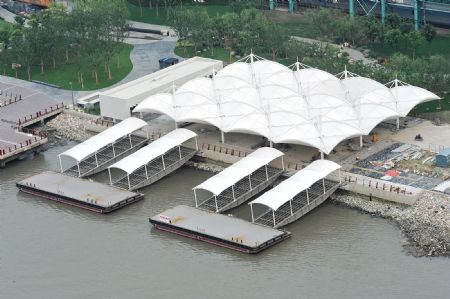  Photo taken on July 4, 2009 shows a dock under construction for the Shanghai 2010 World Expo in Shanghai, east China. The Shanghai 2010 World Expo is to open on May 1, 2010. [Guo Changyao/Xinhua]