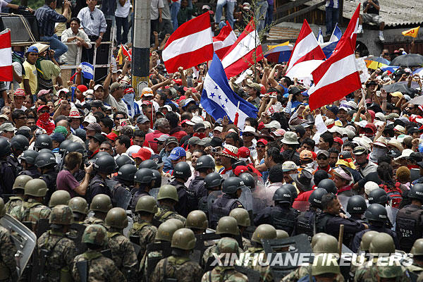 Thousands of supporters of Honduras' ousted President Manuel Zelaya march towards Toncontin international airport in Tegucigalpa July 5, 2009. [Xinhua/Reuters]