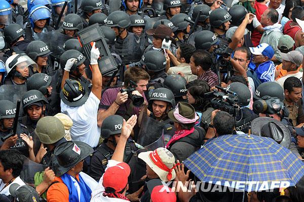 Thousands of supporters of Honduras' ousted President Manuel Zelaya march towards Toncontin international airport in Tegucigalpa July 5, 2009. [Xinhua/AFP]