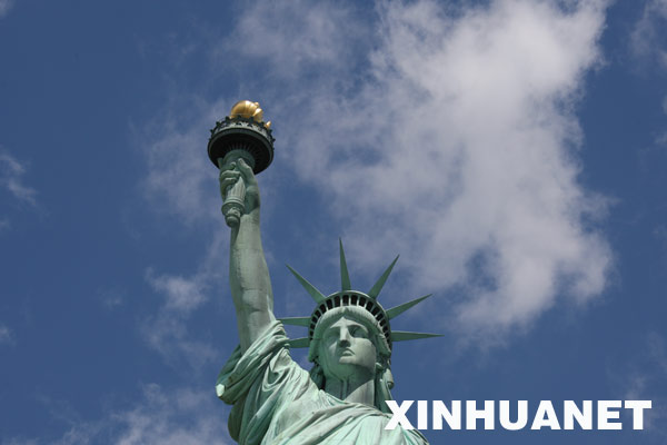 The crown of the Statue of Liberty re-opens to the public on independence day 2009, after having been closed for security reasons since the 9/11/2001 terrorist attacks on the World Trade Center. [Liu Xin/Xinhua]