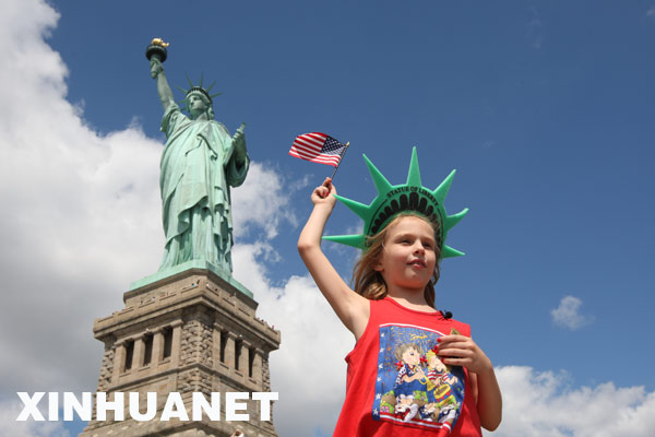 A little tourist at the Statue of Liberty. [Liu Xin/Xinhua]