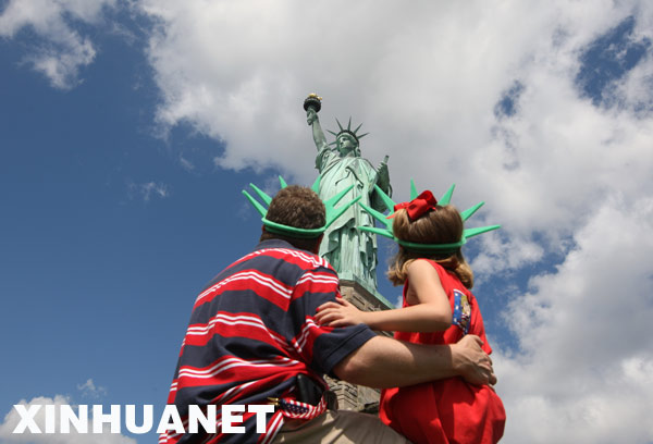 Chris Bartnick (L), 46 and his daughter Aleyna, 8 at the Statue of Liberty. [Liu Xin/Xinhua]