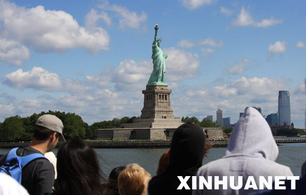  Tourists at the Statue of Liberty. [Liu Xin/Xinhua]