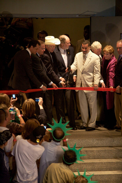 Ken Salazar, Secretary of Department of Interior, Governor of New Jersey Jon Corzine, Governor of New York, David Paterson, and Mayor Mike prepare to cut red ribbon at the official ceremony of the reopening to the public of the crown of the Statue of Liberty.[CFP]