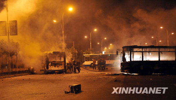 Firemen put out a fire in Dawannanlu Street in Urumqi, capital of northwest China's Xinjiang Uygur Autonomous Region on July 5, 2009. 