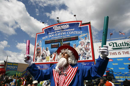 A performer who reffered to himself as 'Uncle Sam' walks around before the start of Nathan's annual hot dog eating contest in the Coney Island section of New York, July 4, 2009. [Xinhua/Reuters]