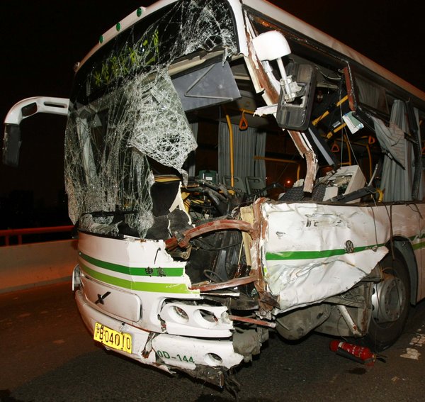 Three people were killed and 14 others injured Sunday night as a bus lost control and entered the opposite lane to collide with more than 10 vehicles on a bridge in Shanghai. The accident occurred at around 9:30 p.m. Sunday on the Yangpu Bridge.[CFP]