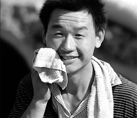 A construction worker takes a short break in the scorching sun. [Luo Bo/China Daily]