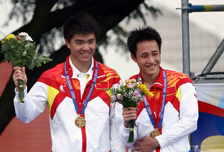 China's Zhang Sen (L) and Wu Minghong smile at the awarding ceremony after winning the men's synchronized 3m springboard of diving in the 25th Universiade in Belgrade, capital of Serbia, July 4, 2009. Zhang/Wu claimed the champion with a total of 404.07 points. (Xinhua/Li Ying)