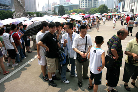 Children and their parents watch the cartoon performance in Shanghai East Asia Exhibition Hall in Shanghai, July 2, 2009. A cartoon exhibition was held here from July 1 to 5. (Xinhua)