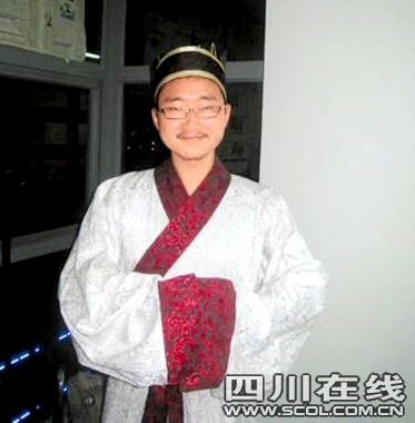 Huang Ling wears an ancient Chinese costume. Huang loves ancient oracle bone characters and is determined to continue studying and researching in this field.