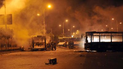 Firemen put out a fire in Dawannanlu Street in Urumqi, capital of northwest China&apos;s Xinjiang Uygur Autonomous Region on July 5, 2009.[Shen Qiao/Xinhua] 