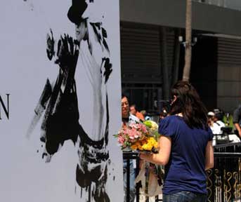 Fans pay tribute to Michael Jackson at Staples Center