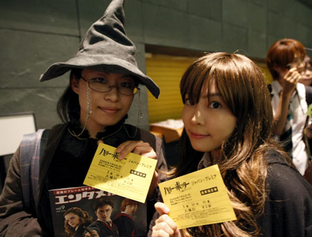 Fans in costumes pose with their tickets as they wait for the opening of the world's first premiere of 'Harry Potter and the Half-Blood Prince' in Tokyo July 6, 2009.[Xinhua/Reuters]