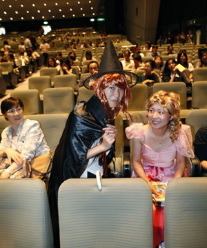 Fans in costumes pose before the screening of the world's first premiere of 'Harry Potter and the Half-Blood Prince' in Tokyo July 6, 2009.[Xinhua/Reuters]