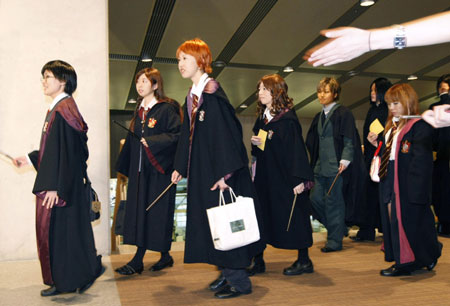 Fans in costumes walk to a photo session as they enter the movie theatre for the world's first premiere of 'Harry Potter and the Half-Blood Prince' in Tokyo July 6, 2009.[Xinhua/Reuters]