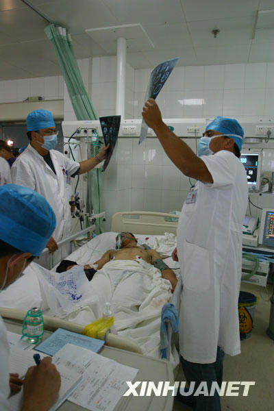 A man injured in Sunday night's riot receives treatment at the People's Hospital of Xinjiang Uygur Autonomous Region in Urumqi, capital of northwest China's Xinjiang Uygur Autonomous Region, July 6, 2009. [Xinhua]
