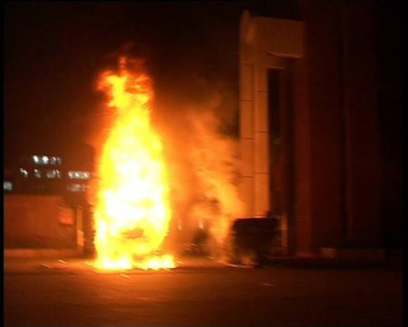 Photo released by police shows fire set by rioters in Urumqi, capital of northwest China's Xinjiang Uygur Autonomous Region on July 5, 2009. [chinadaily.com.cn]