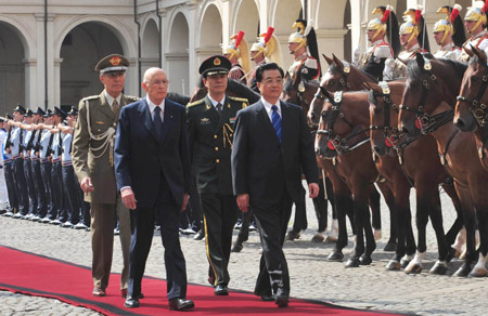 Chinese President Hu Jintao (R Front), accompanied by Italian President Giorgio Napolitano (L Front), inspects the guard of honor during the welcoming ceremony Napolitano hosts for Hu, in Rome, capital of Italy, July 6, 2009. [Xinhua]