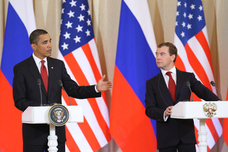 Russian President Dmitry Medvedev (R) and visiting U.S. President Barack Obama attend a joint press conference at the Kremlin in Moscow July 6, 2009. They have signed here a joint statement on anti-missile issue, the Kremlin said on Monday. [Xinhua]