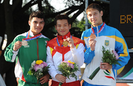 Gold medalist China's Pan Zhaowei (C), silver medalist Mexico's Yahel Ernesto Castillo and bronze medalist Ukraine's Jllya Kvasha pose on the podium after the men's 3m springboard final at the 25th Universiade in Belgrade, capital of Serbia, July 5, 2009. Pan scored 467.15 points to win the gold.[Xinhua] 