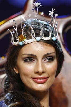 Jelena Markovic poses for the photographers after winning the Miss Serbia beauty contest in Belgrade late July 6, 2009. Markovic will represent her country during the Miss World final in Johannesburg, South Africa, in December.[Xinhua/Reuters]