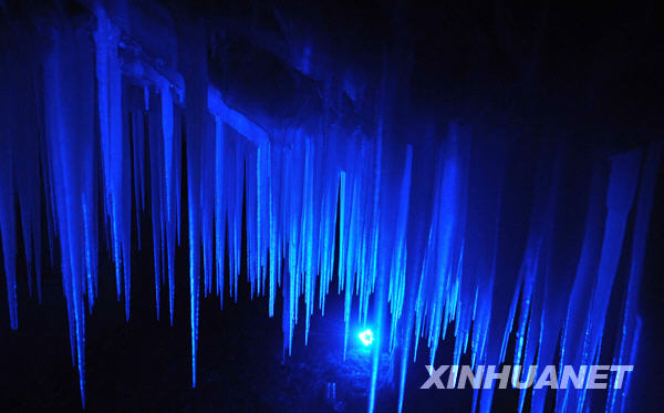 The photo taken on Thursday, July 2, 2009, shows an underground ice crystal cave that dates back 3 million years. The cavern, located in Ningwu County, northern Shanxi Province, consists of five floors and runs to a depth of about 100 meters. Various shapes of ice crystals are clear and shining, turning the cave into a crystal grotto. [Photo: Xinhuanet] 