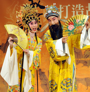 Two top-class Kunqu opera performers play in a section of the traditional repertoire Palace of the Eternal Youth, during a New Presentation of Palace's Lingering Appeal, in a serial activity sponsored by the Palace Museum of Taipei to boost the traditional opera with its precious collections of curio in the Palace Museum of Taipei, southeast China's Taiwan, July 2, 2009. [Xinhua]
