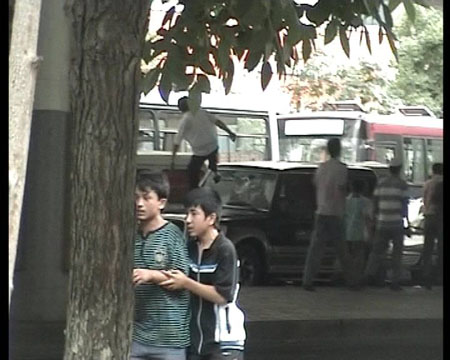 Photo released by police shows rioters block traffic and destroy vehicles in Urumqi, capital of northwest China&apos;s Xinjiang Uygur Autonomous Region on July 5, 2009. Death toll has risen to 156 following the riot Sunday evening in Urumqi, capital of northwest China&apos;s Xinjiang Uygur Autonomous Region, according to official sources.[chinadaily.com.cn]