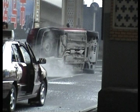 Photo released by police shows cars smashed and overturned by rioters in Urumqi, capital of northwest China&apos;s Xinjiang Uygur Autonomous Region on July 5, 2009. [chinadaily.com.cn]