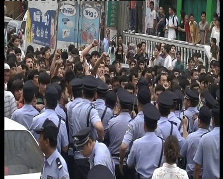 Photo released by police shows police trying to stop chaos and maintain order in Urumqi, capital of northwest China&apos;s Xinjiang Uygur Autonomous Region on July 5, 2009. [chinadaily.com.cn]