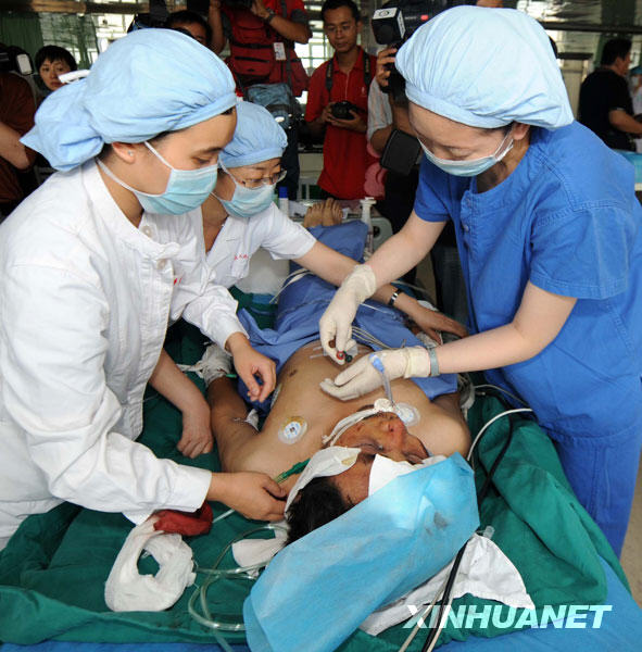 A man injured in Sunday night&apos;s riot receives treatment at the People&apos;s Hospital of Xinjiang Uygur Autonomous Region in Urumqi, capital of northwest China&apos;s Xinjiang Uygur Autonomous Region, July 6, 2009. [Xinhua]