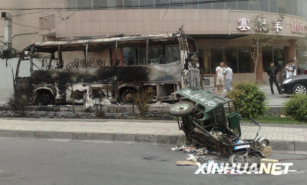 Vehicles set on fire and destroyed in Sunday night&apos;s riot are seen on Beiwan Street in Urumqi, capital of northwest China&apos;s Xinjiang Uygur Autonomous Region, July 6, 2009. 