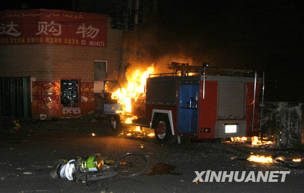 Vehicles set on fire and destroyed in Sunday night&apos;s riot are seen on Beiwan Street in Urumqi, capital of northwest China&apos;s Xinjiang Uygur Autonomous Region, July 6, 2009. [Xinhua]
