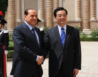 Chinese President Hu Jintao (C Front) meets with Italian Prime Minister Silvio Berlusconi (L Front) in Rome, capital of Italy, July 6, 2009. [Huang Jingwen/Xinhua] 