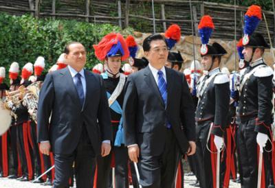 Chinese President Hu Jintao (C Front) meets with Italian Prime Minister Silvio Berlusconi (L Front) in Rome, capital of Italy, July 6, 2009. [Huang Jingwen/Xinhua]