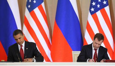 U.S. President Barack Obama and Russian President Dmitry Medvedev sign agreements in Moscow, capital of Russia, July 6, 2009. Obama and Medvedev signed a joint statement on anti-missile issue and a new arms reduction agreement here on Monday. [Lu Jinbo/Xinhua] 