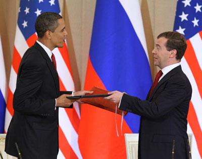 U.S. President Barack Obama and Russian President Dmitry Medvedev exchange agreements during the signing ceremony in Moscow, capital of Russia, July 6, 2009. Obama and Medvedev signed a joint statement on anti-missile issue and a new arms reduction agreement here on Monday. [Lu Jinbo/Xinhua]