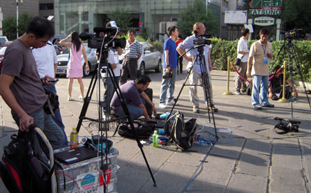 Chinese and foreign journalists cover events in the street of Urumqi, capital of northwest China's Xinjiang Uygur Autonomous Region, July 7, 2009. More than 60 overseas media have sent journalists to Urumqi after a riot broke out in the city Sunday, leaving 156 people dead and 1,080 others injured. (Xinhua/Zhao Ge)  
