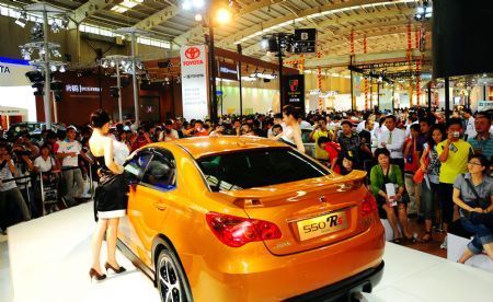 People visit the 8th China Shenyang International Auto Exhibition in Shenyang, northeast China's Liaoning Province, July 7, 2009. The exhibition opened here on Tuesday with the participation of over 200 enterprises from both China and abroad. (Xinhua/Ren Yong)