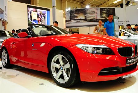 People visit the 8th China Shenyang International Auto Exhibition in Shenyang, northeast China's Liaoning Province, July 7, 2009. The exhibition opened here on Tuesday with the participation of over 200 enterprises from both China and abroad. (Xinhua/Ren Yong)