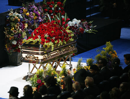 A star-studded public memorial service pays a farewell tribute to late pop star Michael Jackson at the Staples Center, Los Angeles, Tuesday. A star-studded public tribute to Michael Jackson was held Tuesday in Los Angeles with thousands of randomly selected fans joining family and friends to bid farewell to the King of Pop. [Xinhua]