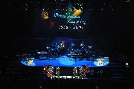 A star-studded public memorial service pays a farewell tribute to late pop star Michael Jackson at the Staples Center, Los Angeles, Tuesday. [Xinhua/AFP]