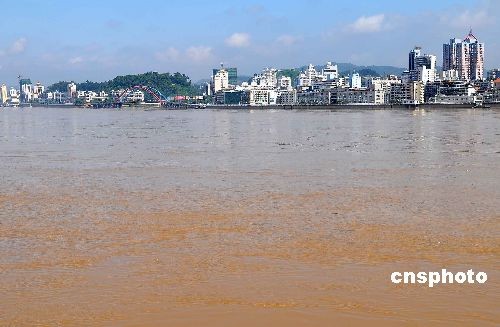 A flood crest passed the section of the Xijiang River in Wuzhou City, Guangxi. The water level at the Wuzhou hydrological station was 21.85 meters at midday Tuesday, 3.85 meters higher than the warning level.