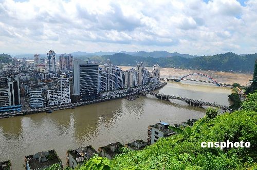 A flood crest passed the section of the Xijiang River in Wuzhou City, Guangxi. The water level at the Wuzhou hydrological station was 21.85 meters at midday Tuesday, 3.85 meters higher than the warning level.