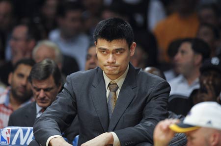Injured player Yao Ming of the Houston Rockets sits on the bench in Game 5 of the NBA Western Conference semi-final basketball playoff game against the Los Angeles Lakers in Los Angeles, May 12, 2009. Rockets lost 78-118. (Xinhua/Qi Heng) 