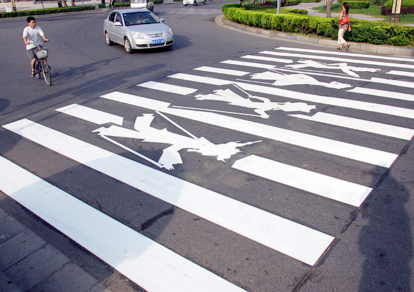 On July 7 people walk across the street on a zebra crossing featuring Shaanxi opera masks and shadow puppet imagery. The zebra crossings are located in a residential area in Qujiang District, Xi'an. Shaanxi opera and shadow puppetry are typical Shaanxi local art forms. Shaanxi Opera is one of the oldest forms of opera in China and its masks have had a great influence on the facial make-up of Peking Opera. [Photo:Xinhuanet] 