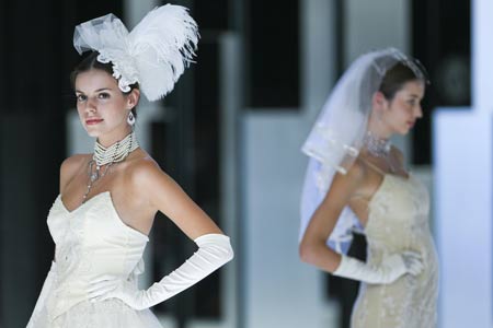 Models present a creations by students from School of Continuing and Professional Studies of the Chinese University of Hong Kong (CUHKSCS) during a fashion show of Hong Kong Fashion Week for Spring/Summer 2010 in Hong Kong, south China, July 7, 2009. (Xinhua/Zhou Lei)