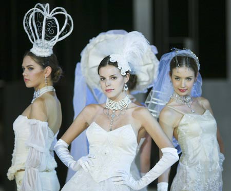 Models present creations by students from School of Continuing and Professional Studies of the Chinese University of Hong Kong (CUHKSCS) during a fashion show of Hong Kong Fashion Week for Spring/Summer 2010 in Hong Kong, south China, July 7, 2009. (Xinhua/Zhou Lei) 